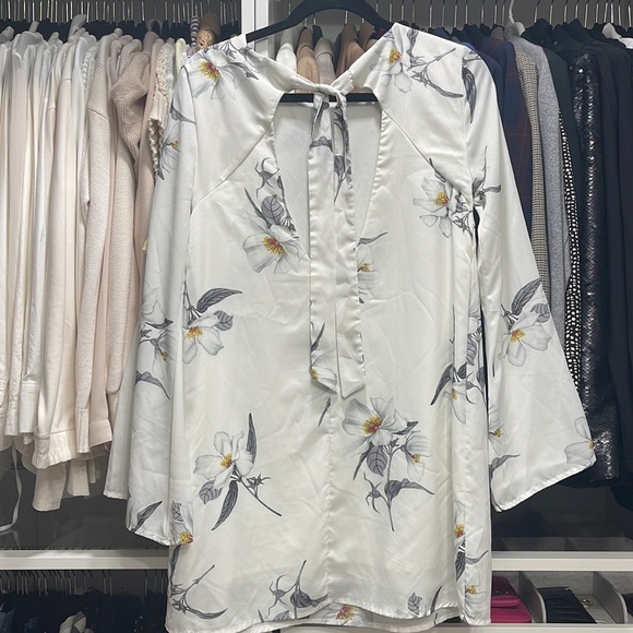 Beautiful long sleeve tie back mini dress - Picture 3 of 3